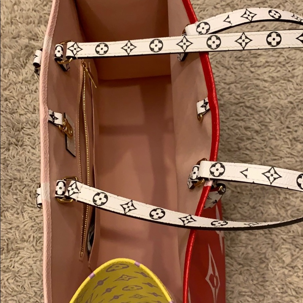 Louis Vuitton Giant Monogram - On The Go Tote - Picture 7 of 8